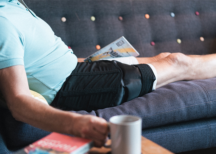 Visionner le produit qui peut être utiliser pour la cryothérapie Icestrap: cryothérapie hanche homme sur le canapé